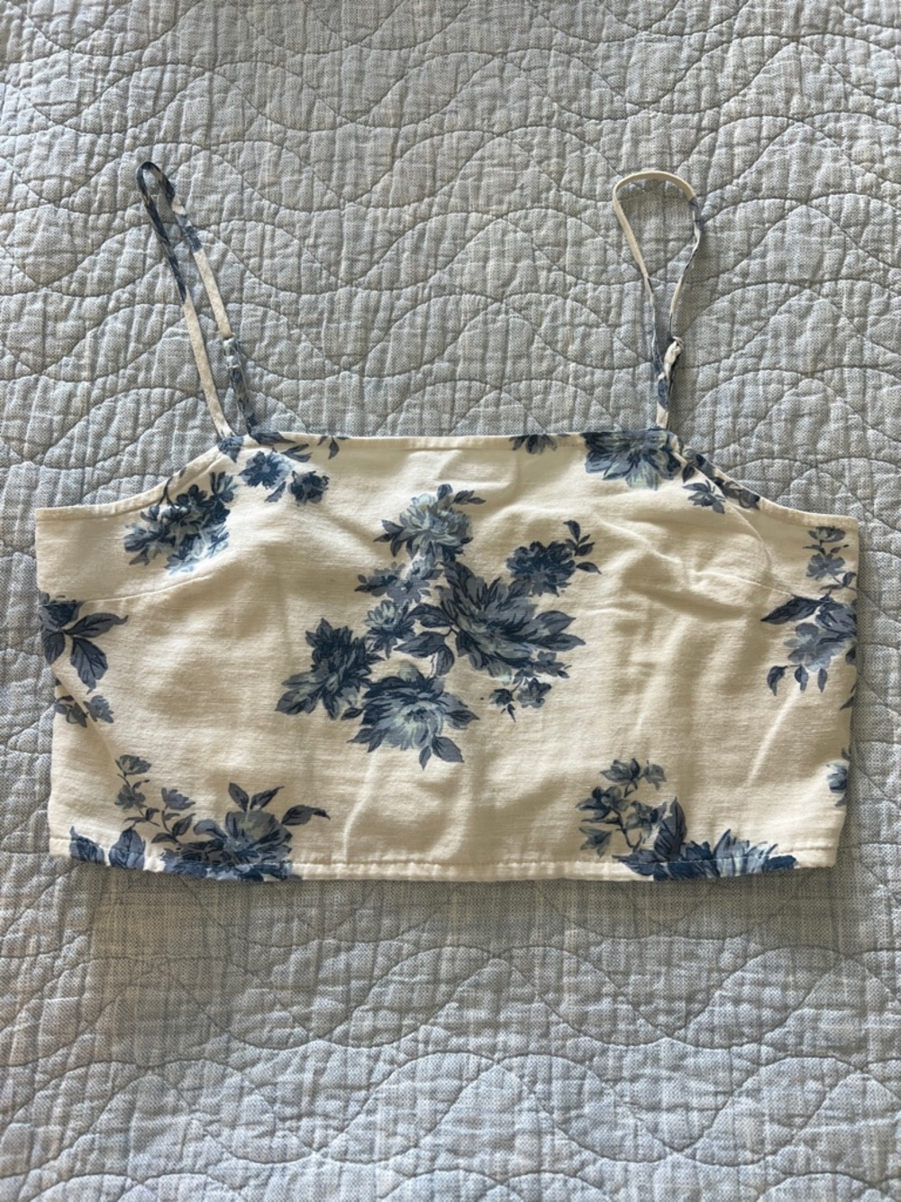 American Eagle Floral Blue and White Cropped Cami Top